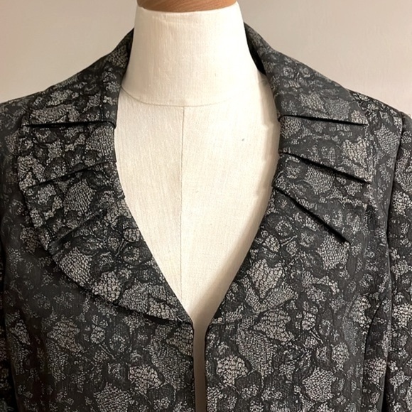 LE SUIT floral lace like print black grey, rounded pleated collar open front 14 - Picture 12 of 13